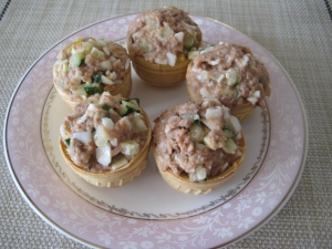 Тарталетки с тунцом и огурцом 