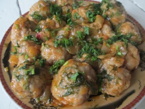 Тефтели без риса с томатной подливкой на сковороде 