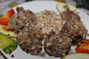 Тефтели из фарша с рисом на сковороде 