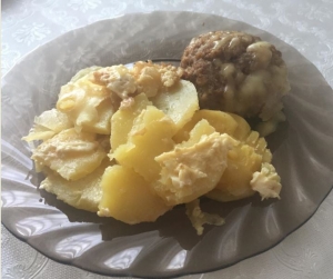 Тефтели запеченные с картошкой в сметане 