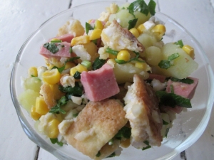 Теплый салат с картофелем и колбасой 