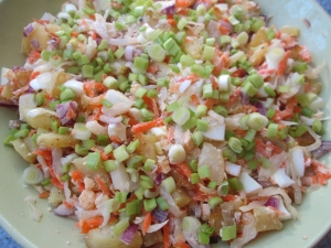 Теплый салат с жареной картошкой и квашеной капустой 