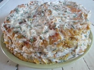 Тертая картошка с яйцом на сковороде со сметанным соусом 