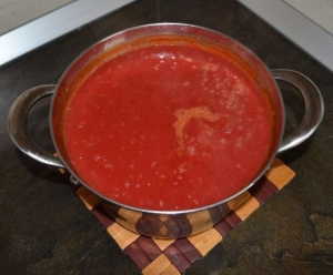 Томатный суп-пюре со свеклой и свининой 