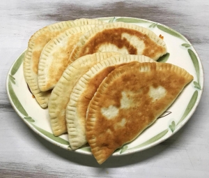 Тонкие жареные пирожки с творогом и зеленью 