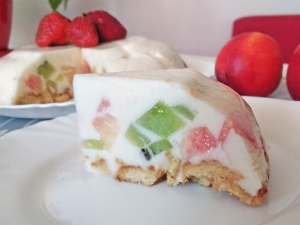 Торт "Битое стекло" с фруктами и печеньем 