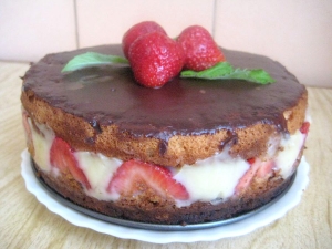 Торт "Фрезье" с кремом муслин и клубникой 