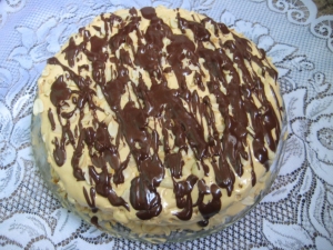 Торт "Сникерс" с безе и песочным тестом 