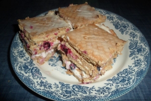 Торт без выпечки из печенья и сметаны 