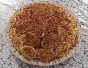 Торт без выпечки из печенья с бананом и сметаной 
