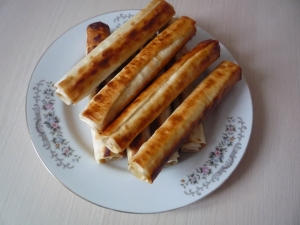 Трубочки из лаваша с сыром и яйцом 