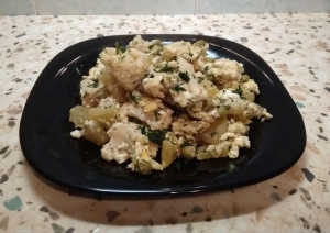 Цветная капуста с картошкой и горошком на сковороде 