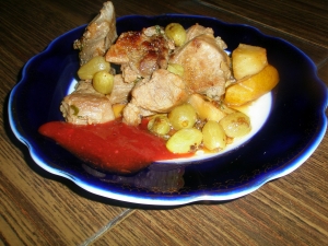 Тушеная индейка с грушей и виноградом 