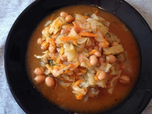 Тушеная капуста с фасолью 