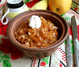Тушеная капуста с яблоками без мяса на сковороде 