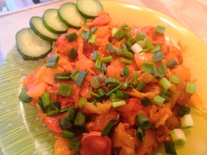 Тушеная капуста с картошкой и сосисками на сковороде 