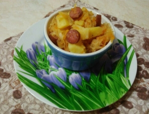 Тушеная капуста с колбасой и картошкой в мультиварке 