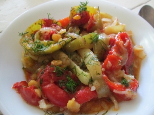 Тушеная картошка с горохом и овощами 