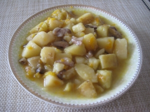 Тушеная картошка с маслятами 