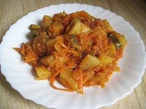 Тушеная картошка с солеными огурцами 