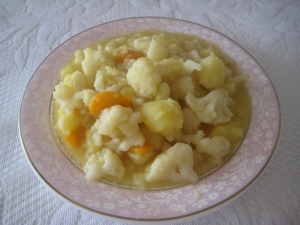 Тушеная картошка с цветной капустой 