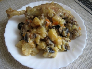 Тушеная картошка с уткой и грибами в духовке 