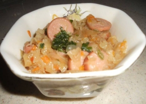Тушеная квашеная капуста с сосисками 