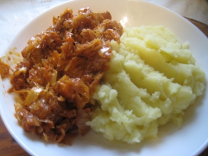 Тушеная квашеная капуста с томатной пастой 