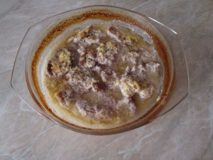 Тушеная свинина с плавленым сыром в духовке 