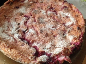 Творожная запеканка с изюмом, вишней и манкой в духовке 