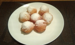 Творожные пончики в масле во фритюре 