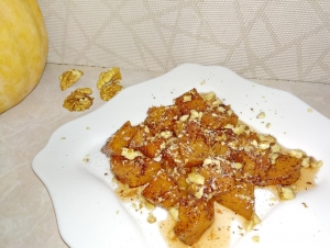 Тыква с сахаром и корицей запеченная кусочками с орехами 