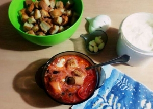 Украинский борщ с говядиной и сухариками 