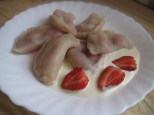 Вареники с клубникой на кефире без яиц 