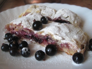 Венский штрудель со смородиной и бананами. Вытяжное тесто 