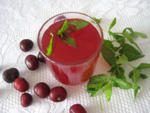 Вишневый компот из вишни с мятой 
