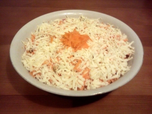 Витаминный салат из свежей моркови с сыром и чесноком 