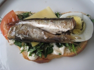 Вкусные бутерброды со шпротами к празднику 