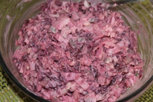 Вкусный салат со свеклой и сыром 