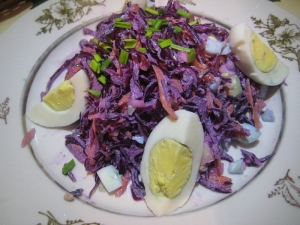 Вкусный салат со свежей красной капустой и яйцом 