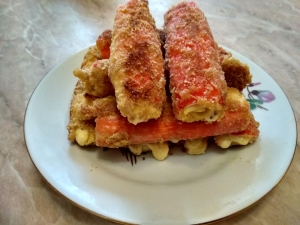 Закуска из крабовых палочек с сыром в кляре 