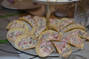 Закуска на чипсах с сыром 