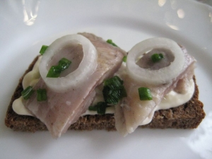 Закусочные бутерброды с селедкой и черным хлебом "Классические" 