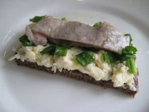 Закусочные бутерброды с селедкой и плавленым сыром на черном хлебе на праздник 