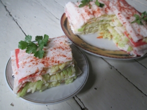 Закусочный торт из крабовых палочек 