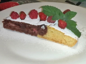 Заливной клубничный пирог с какао на кефире 