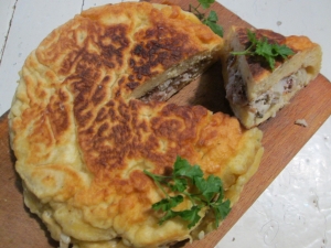 Заливной пирог с соленой скумбрией на кефире 