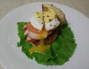 Завтрак "Яйца Бенедикт" с курицей и помидорами 