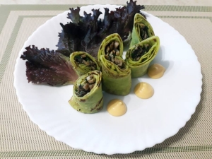 Зеленые блинчики со шпинатом и начинкой из грибов 