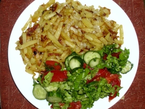 Жареная картошка с луком на сковороде 